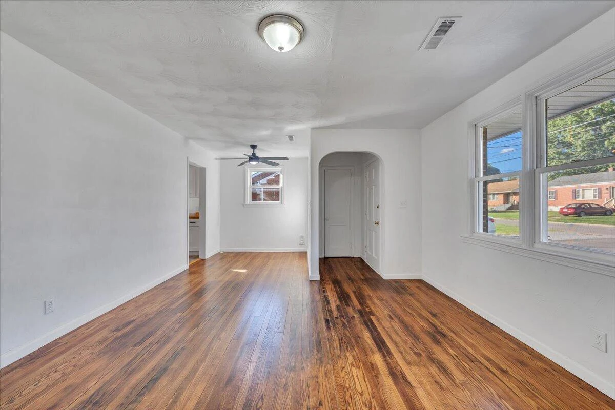 1018 Greenhurst AVE NW - Photo 8