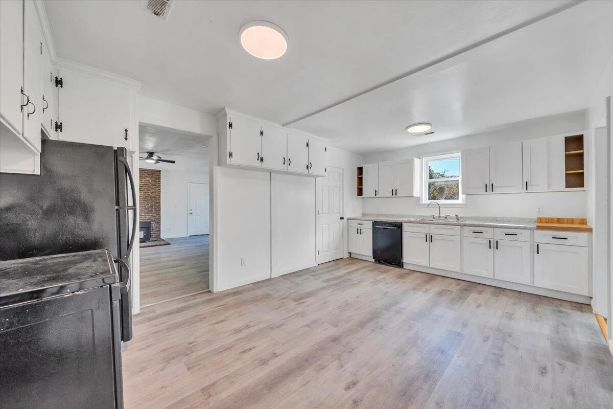 1018 Greenhurst AVE NW - Photo 9