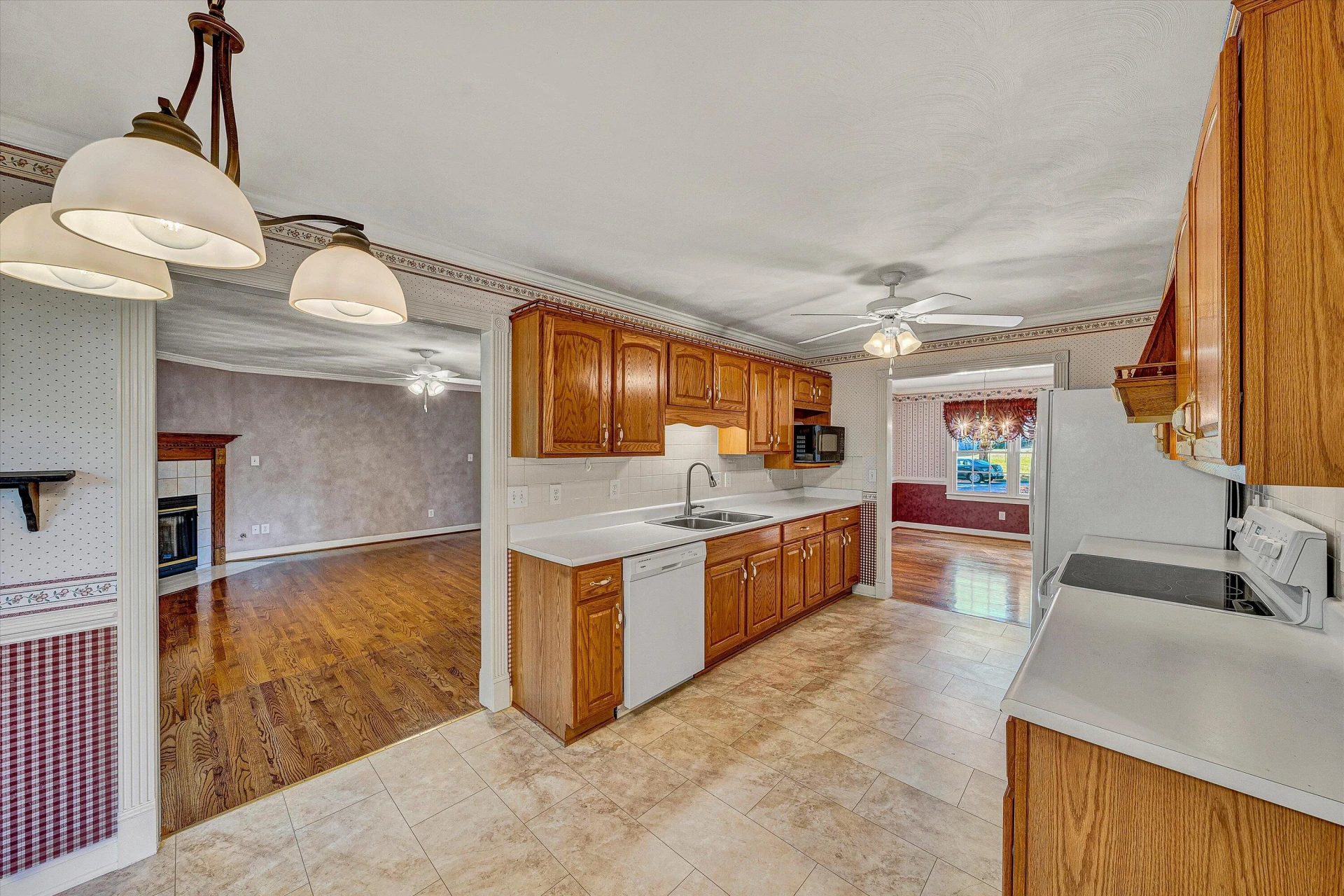 1012 Almond DR - Photo 12