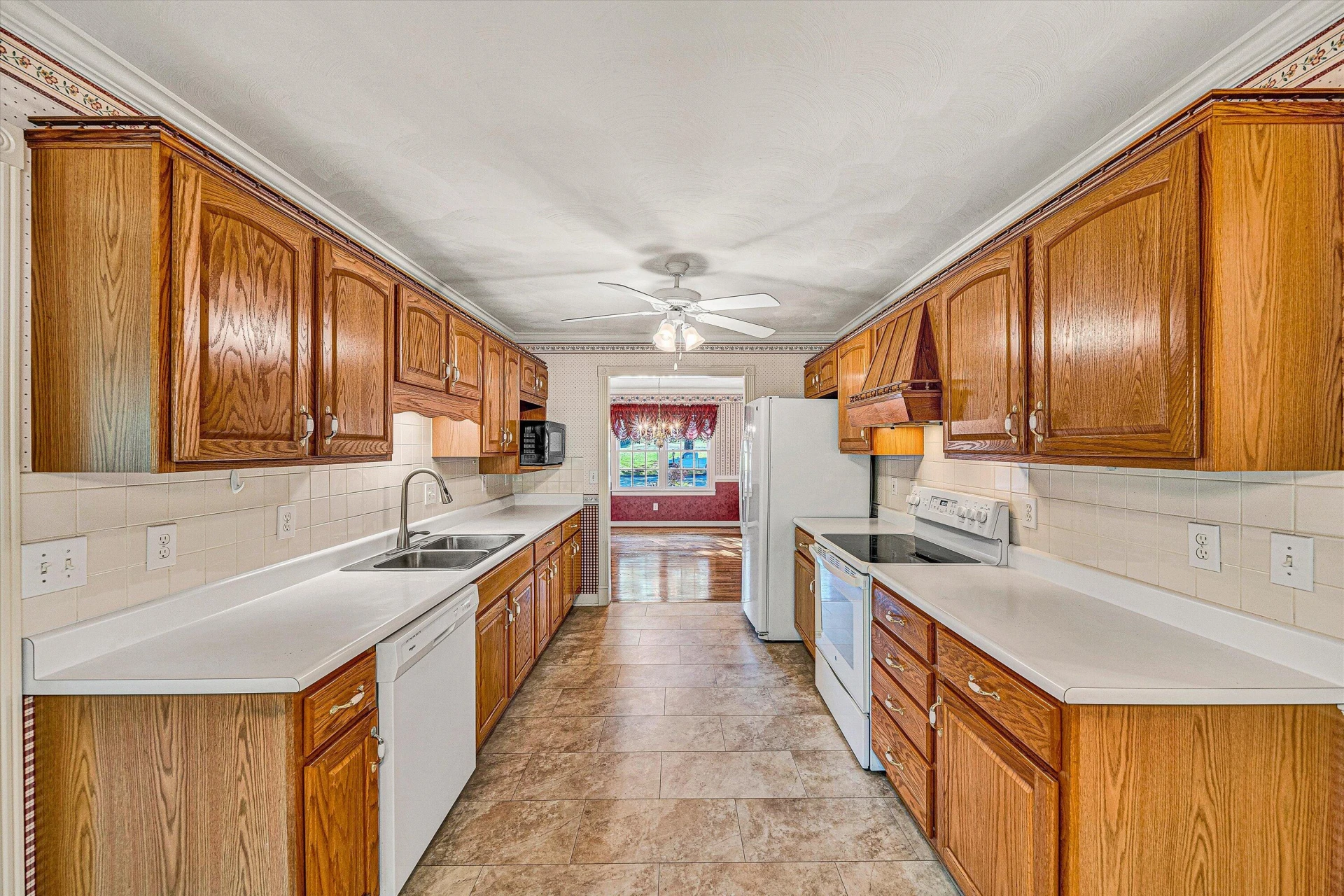 1012 Almond DR - Photo 11