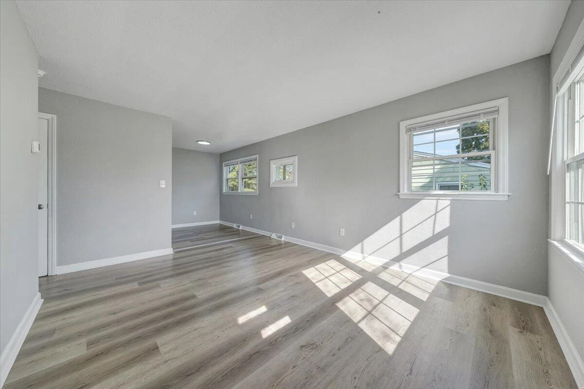 406 E Augusta AVE - Photo 2