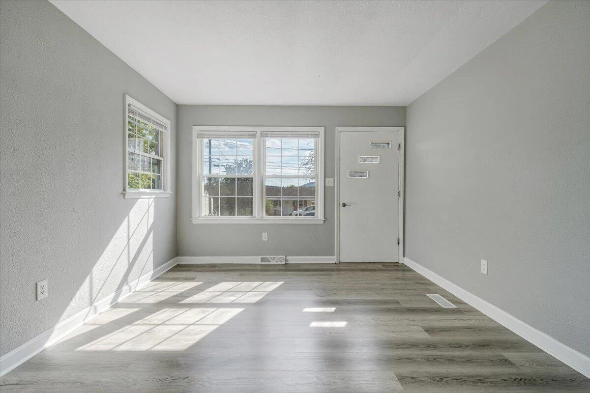 406 E Augusta AVE - Photo 4