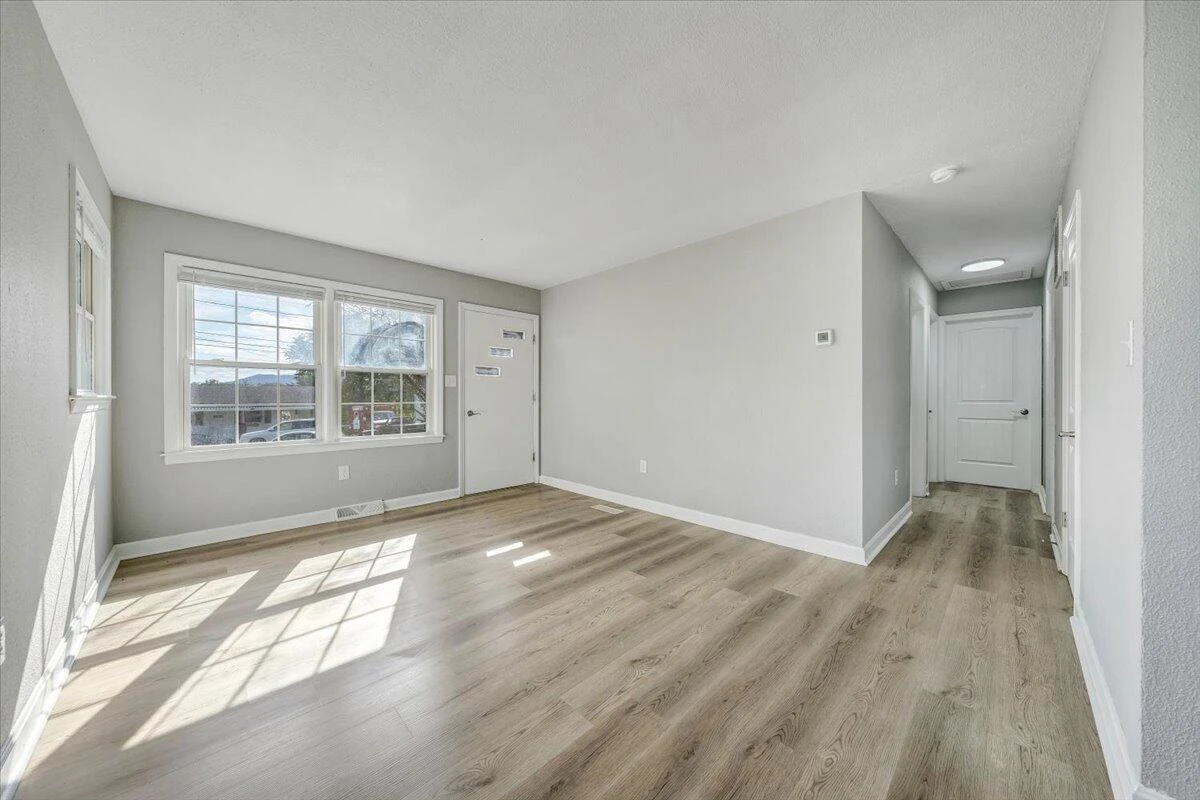 406 E Augusta AVE - Photo 5