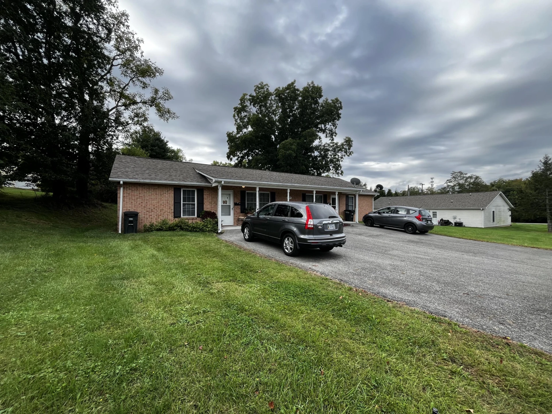 1195 Fairmont DR - Photo 3