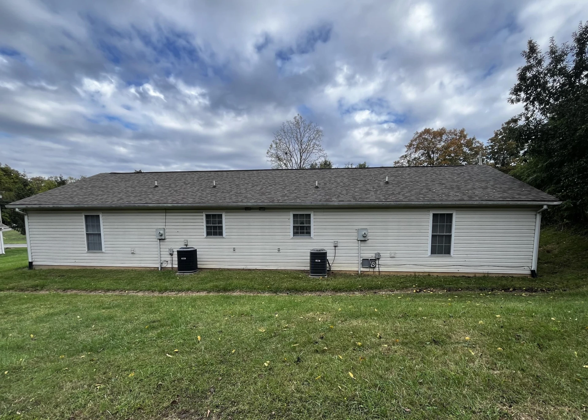 1195 Fairmont DR - Photo 4