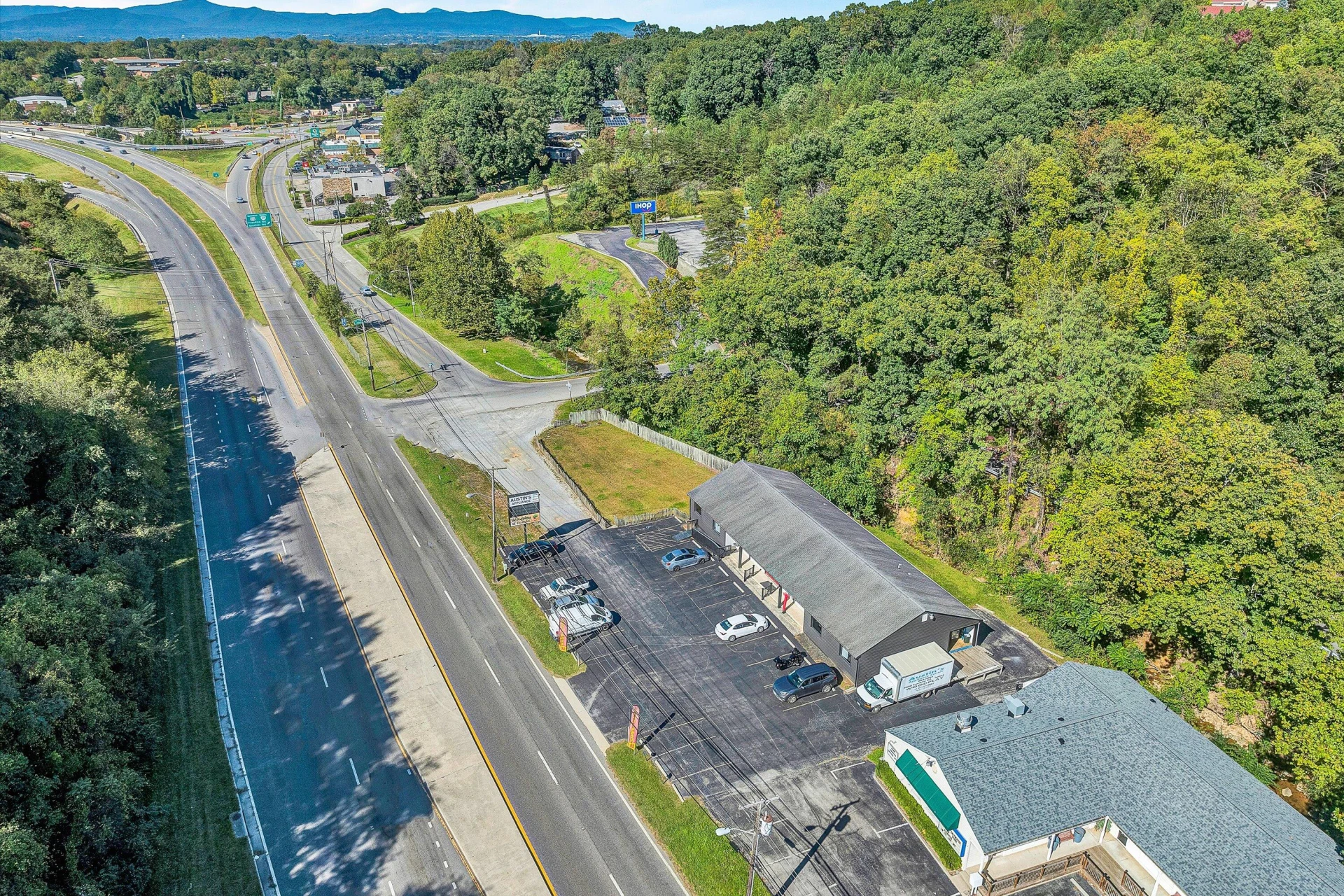4040 Franklin RD SW - Photo 4