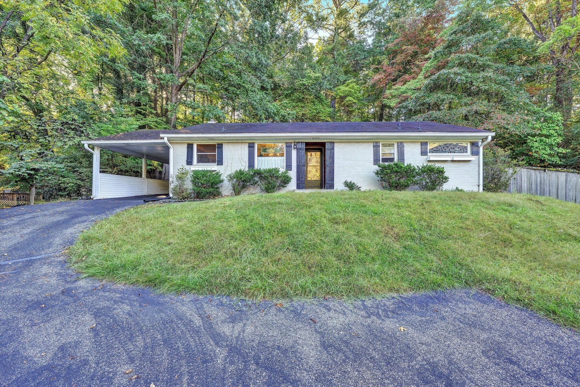2540 Sweetbrier AVE SW - Photo 2