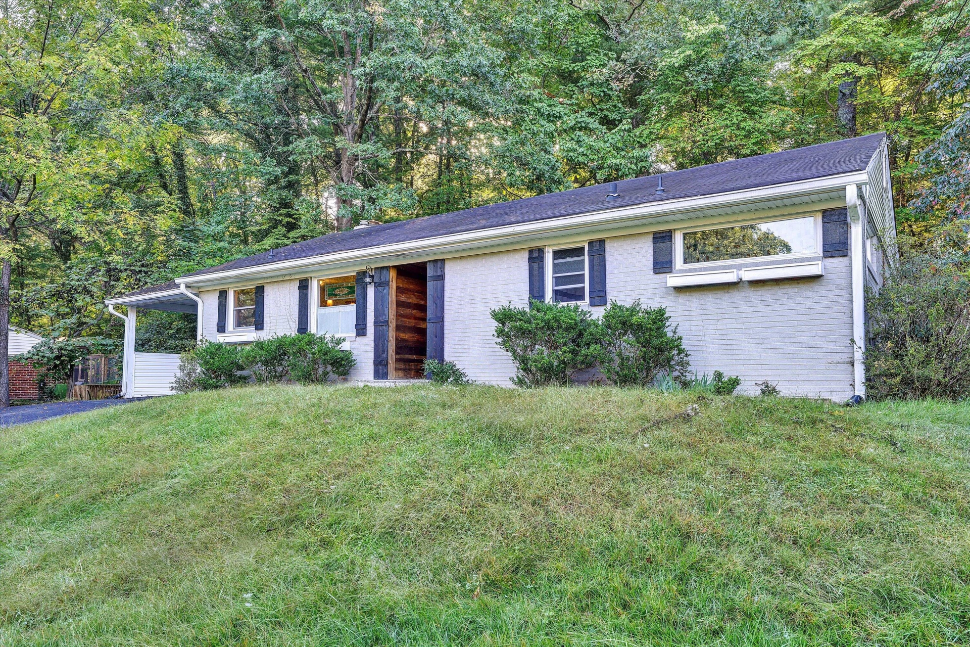 2540 Sweetbrier AVE SW - Photo 3