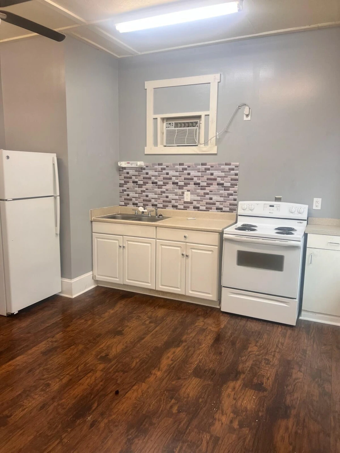 701 Highland AVE SE - Photo 2