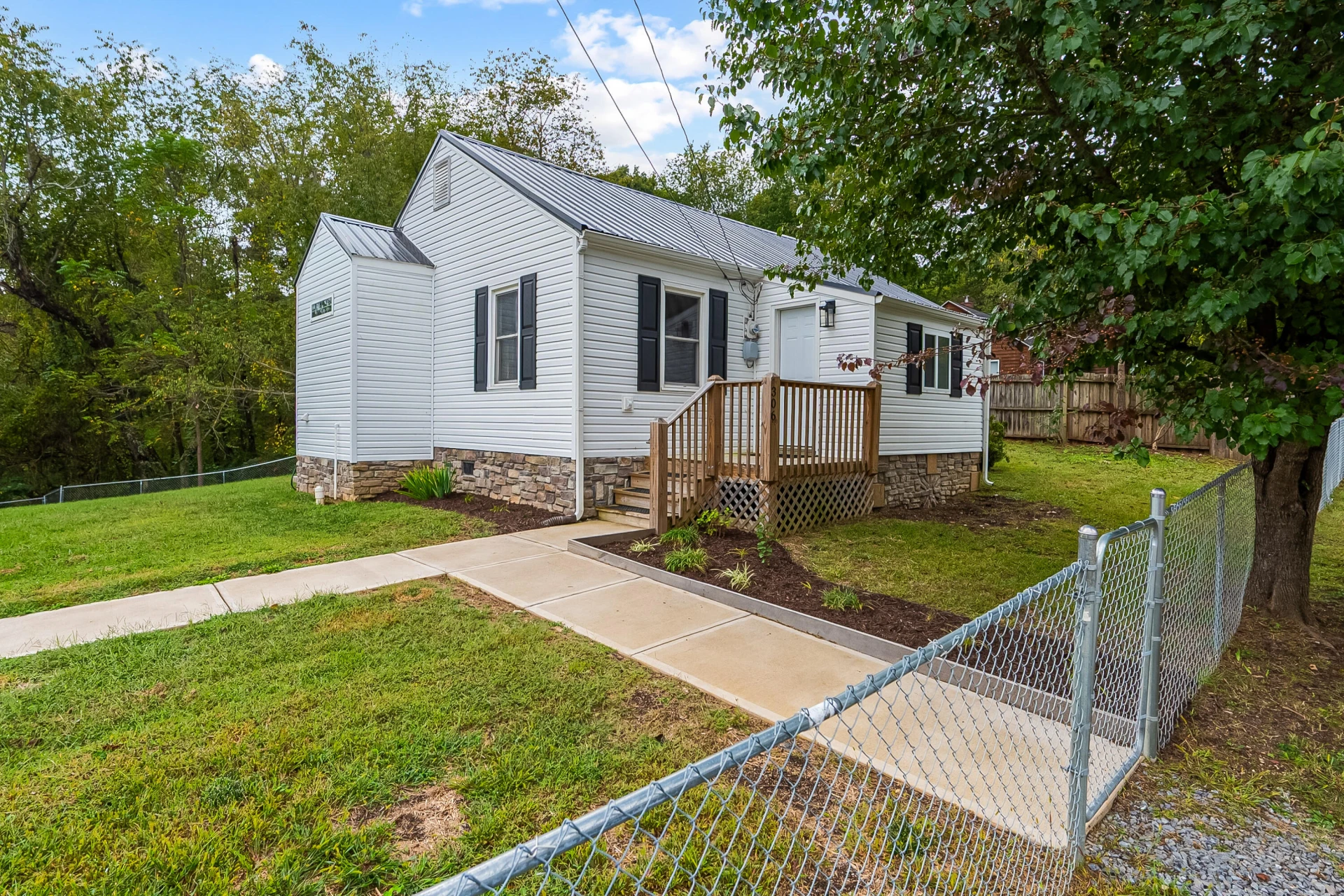 306 Lester ST - Photo 2