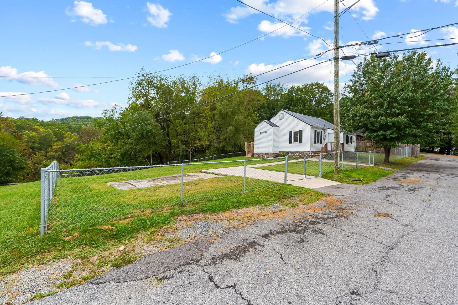 306 Lester ST - Photo 3