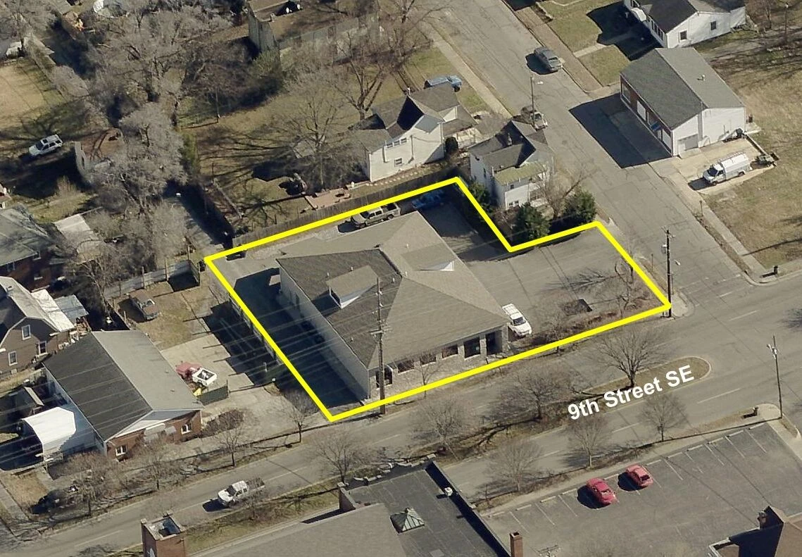 414 9th ST SE - Photo 8