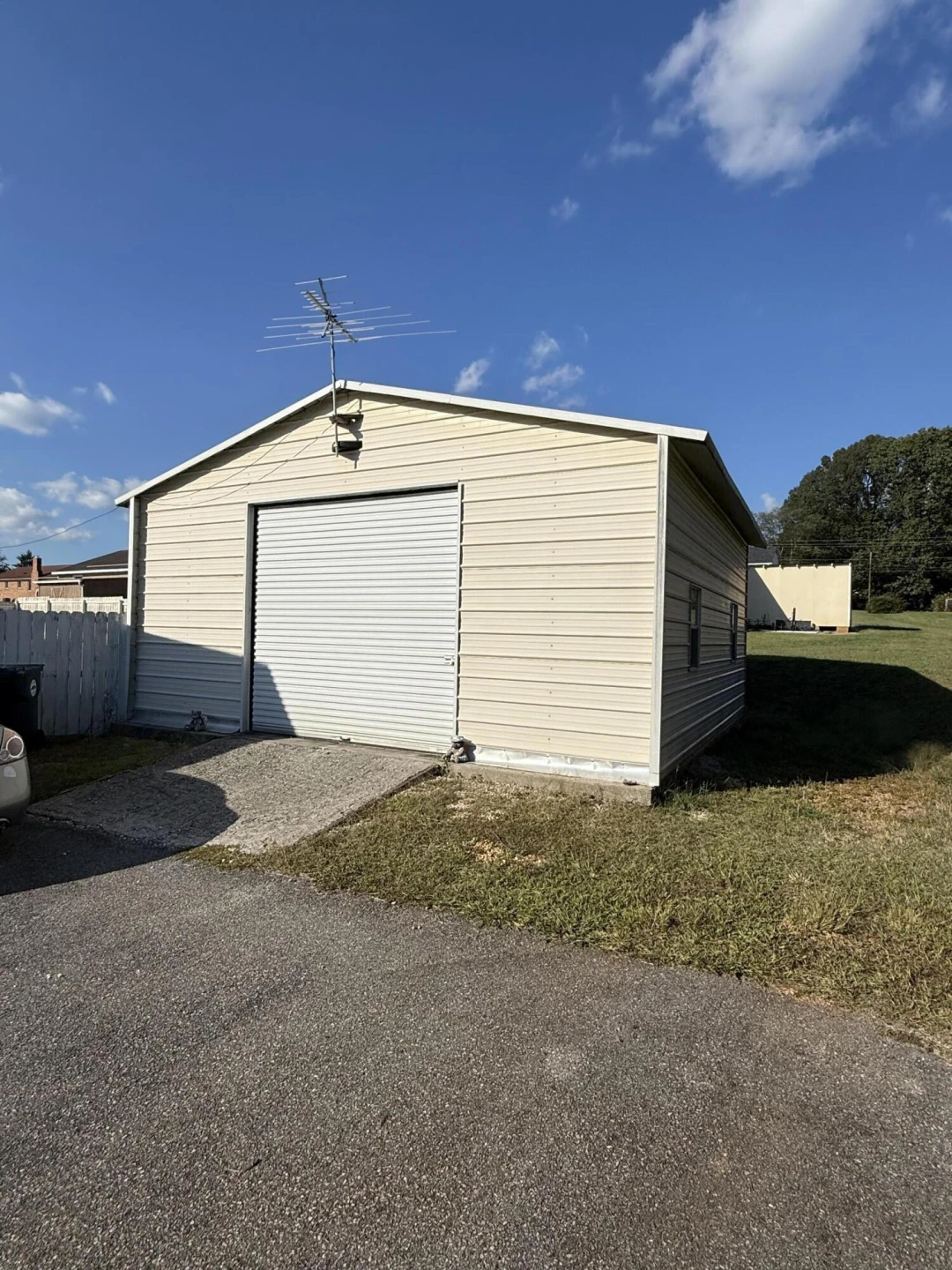 1111 Stratford DR - Photo 4