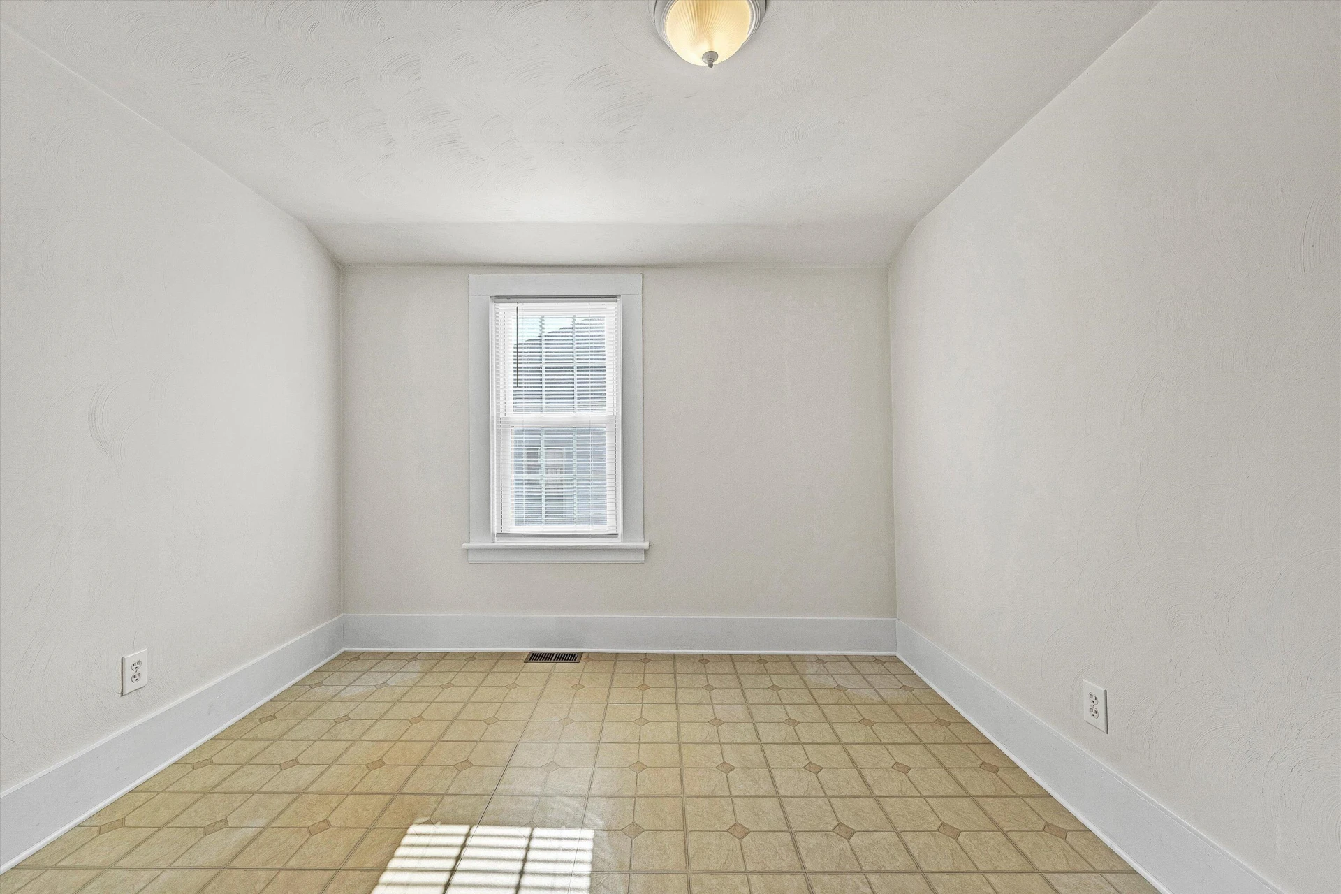 410 N Blair ST - Photo 16