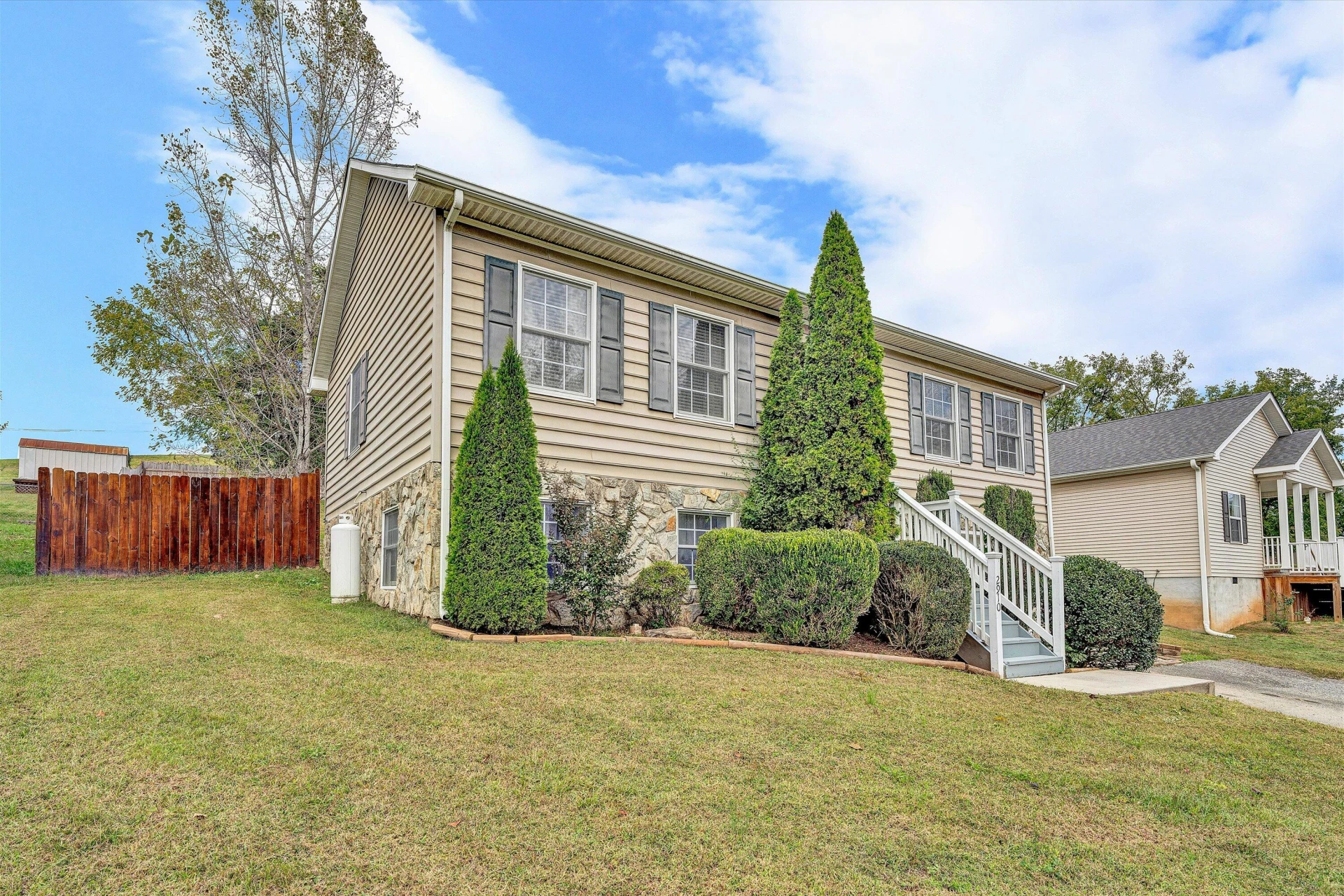 2910 Vinyard AVE NE - Photo 2