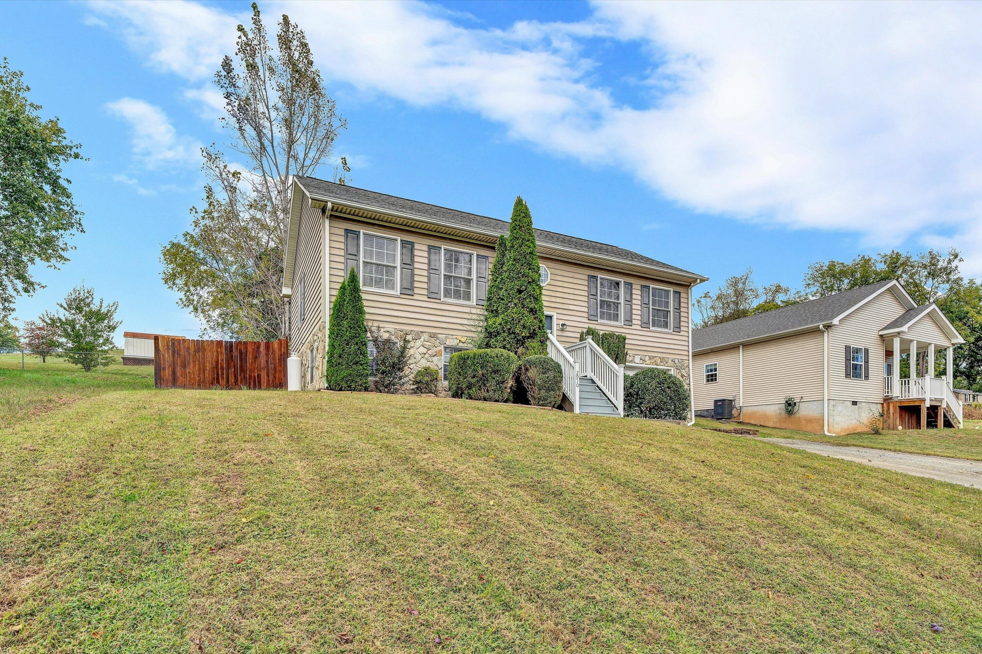 2910 Vinyard AVE NE - Photo 3