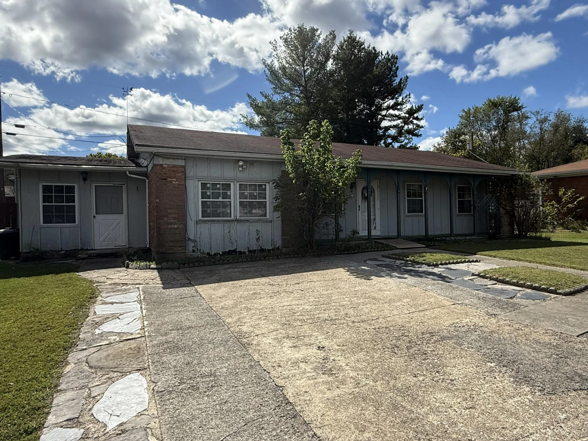551 Brentwood DR - Photo 2