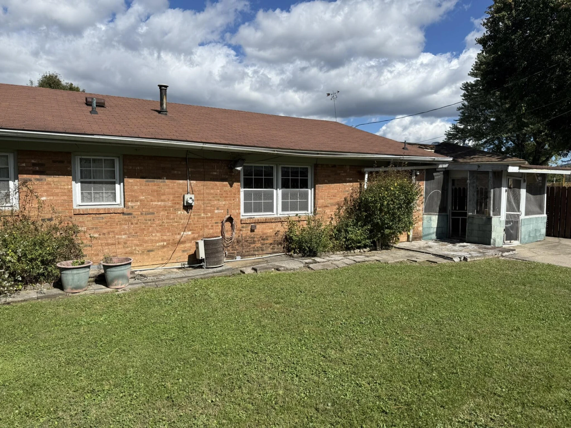 551 Brentwood DR - Photo 3