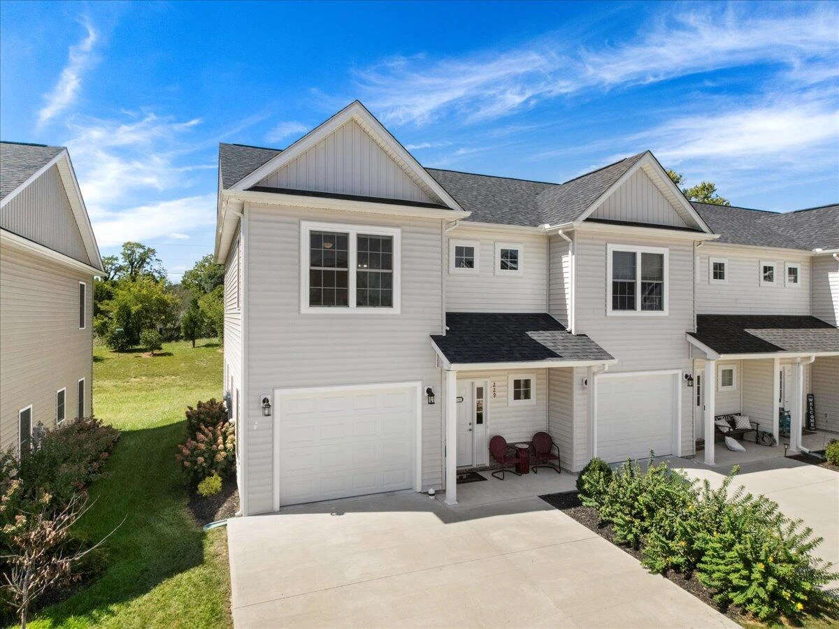 229 Louise LN - Photo 2
