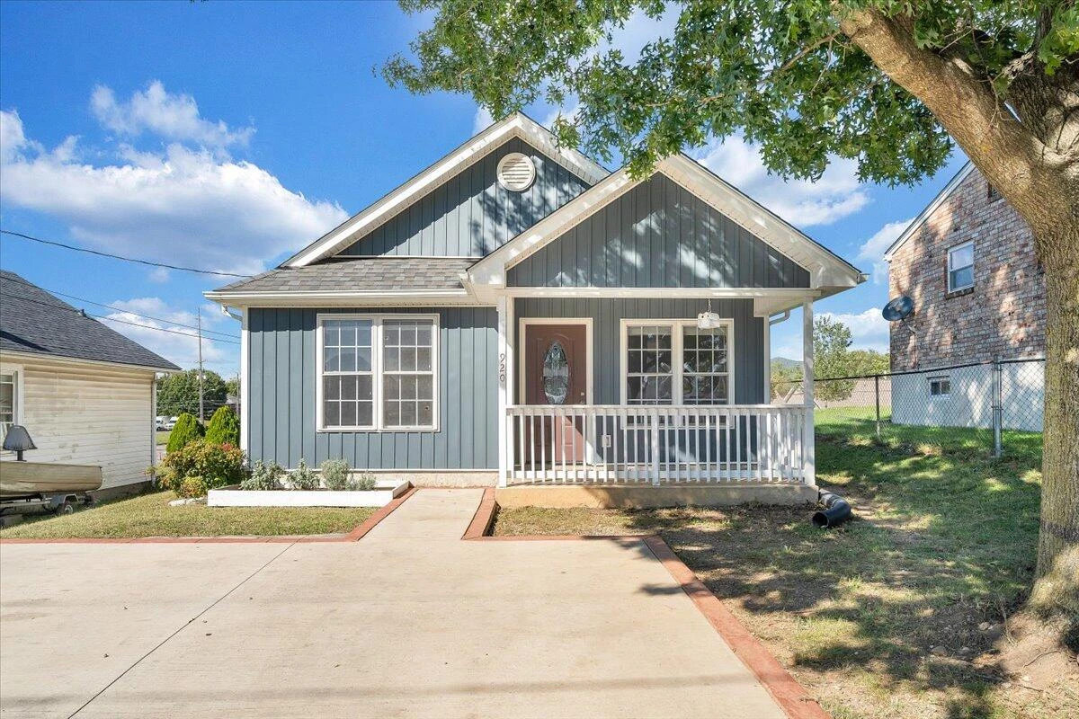 920 Pocahontas AVE NE