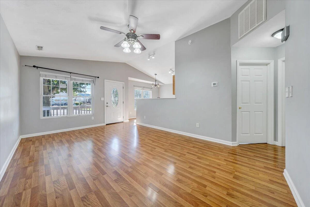 920 Pocahontas AVE NE - Photo 4