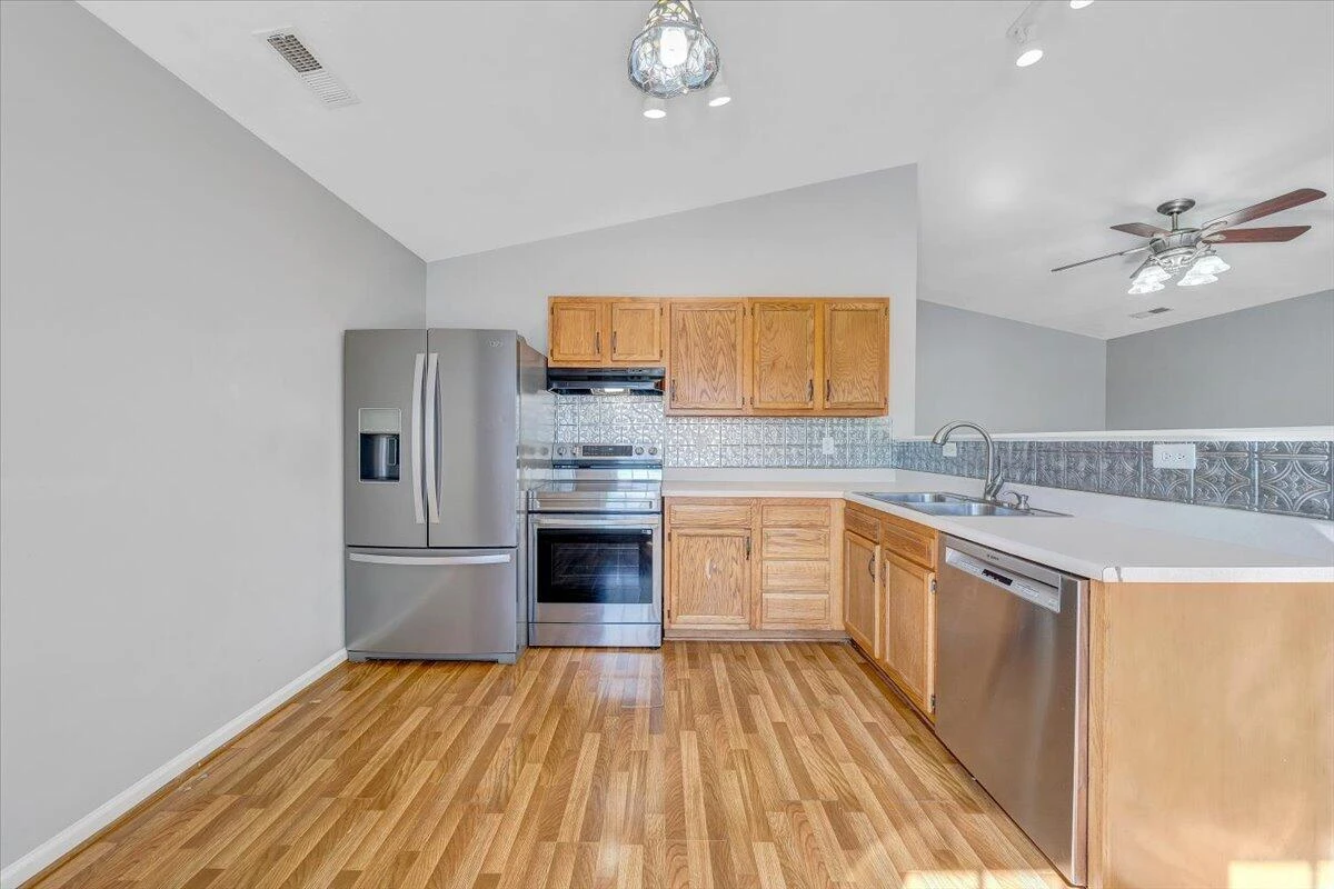 920 Pocahontas AVE NE - Photo 6