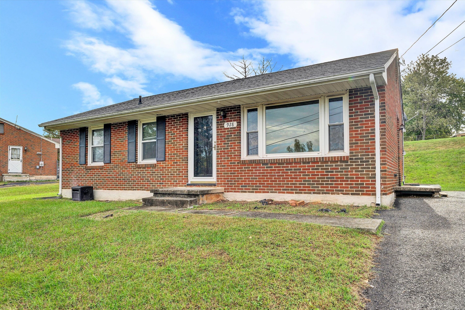 928 Shelbourne AVE - Photo 2