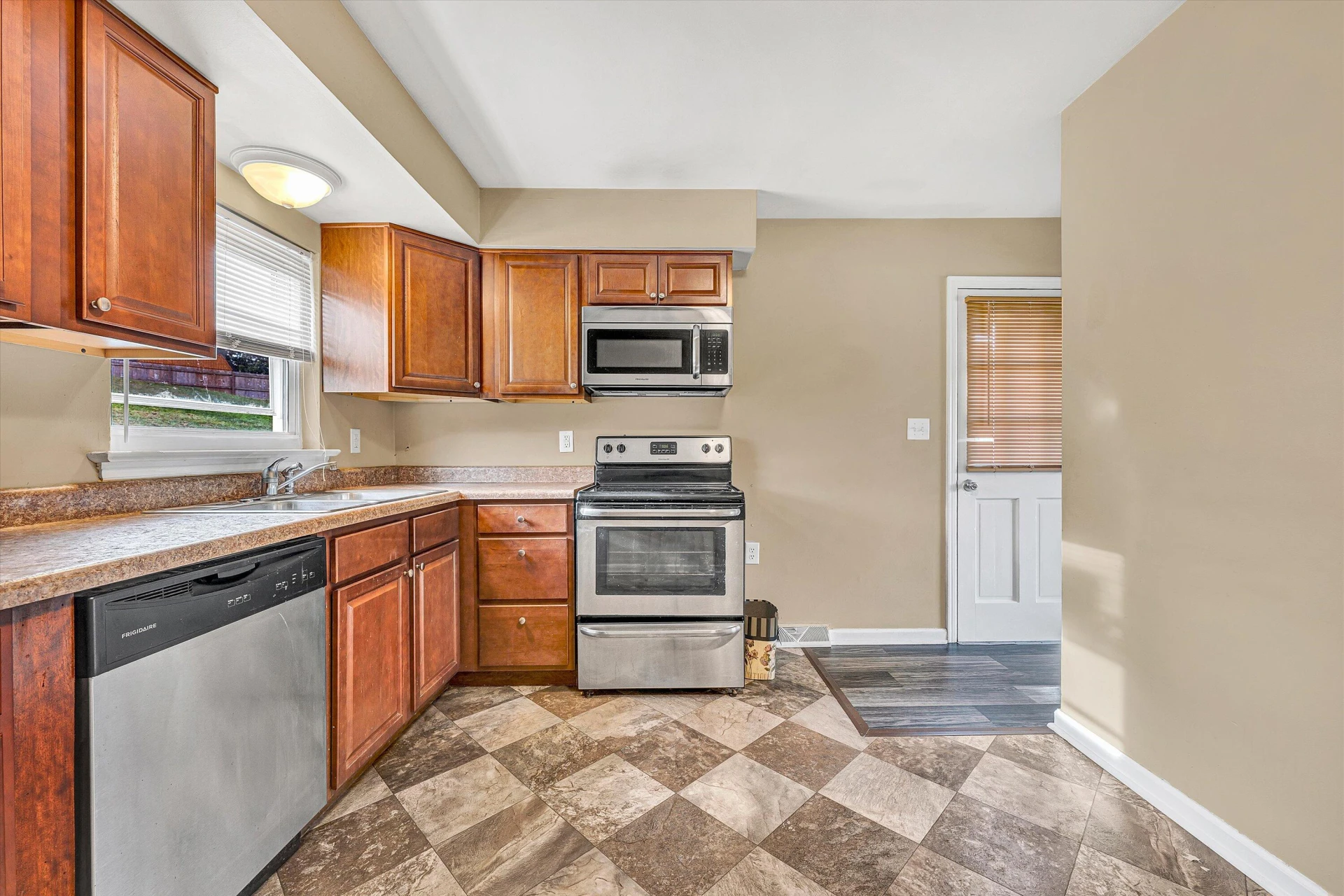 928 Shelbourne AVE - Photo 5