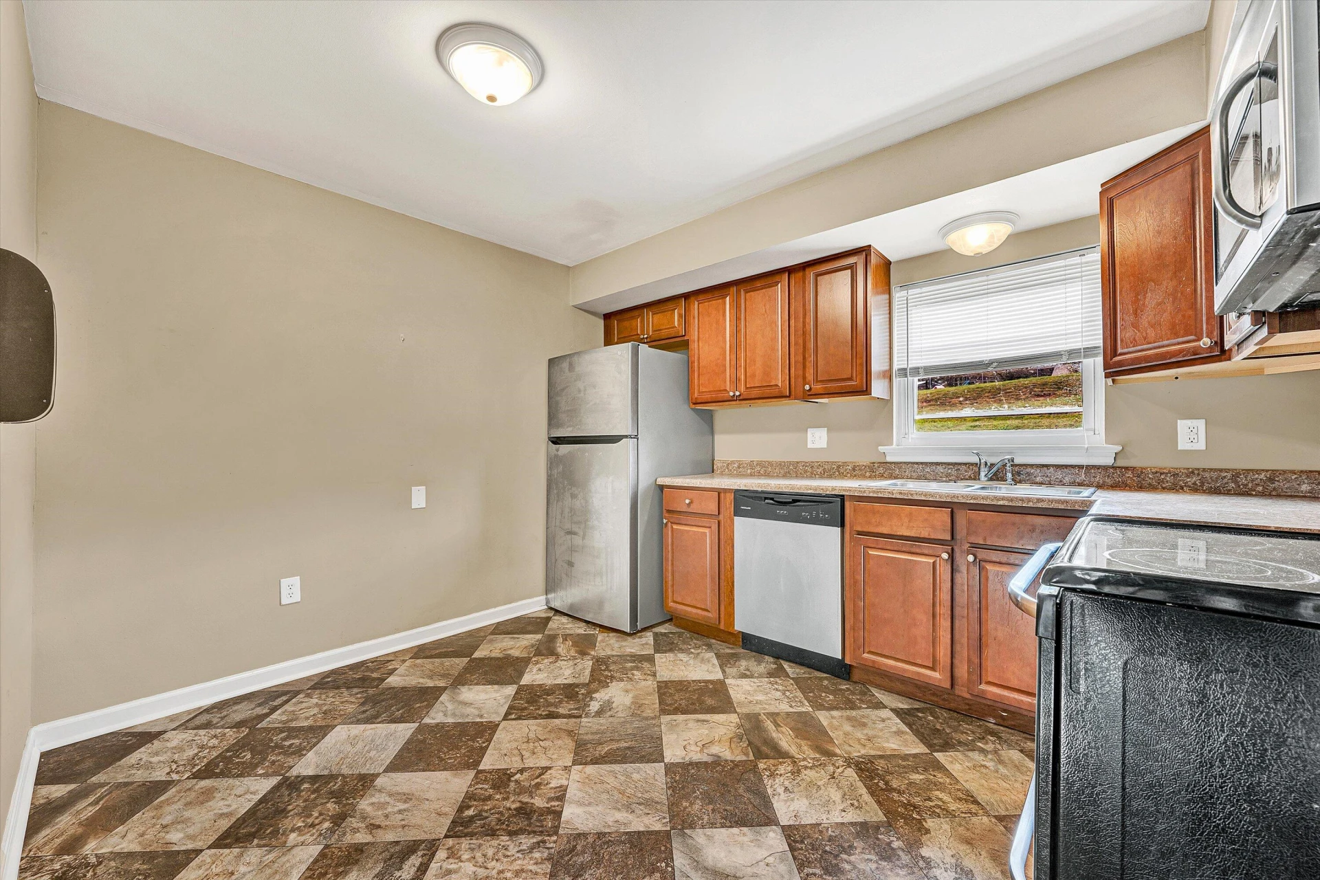928 Shelbourne AVE - Photo 6