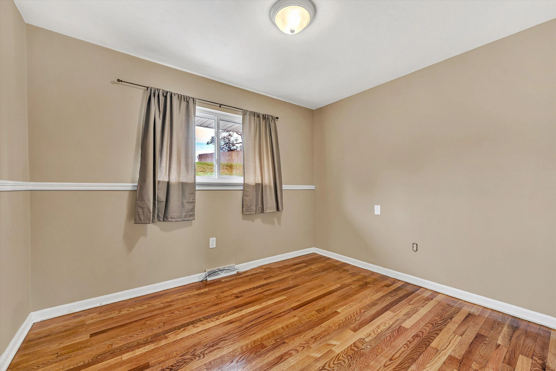 928 Shelbourne AVE - Photo 8