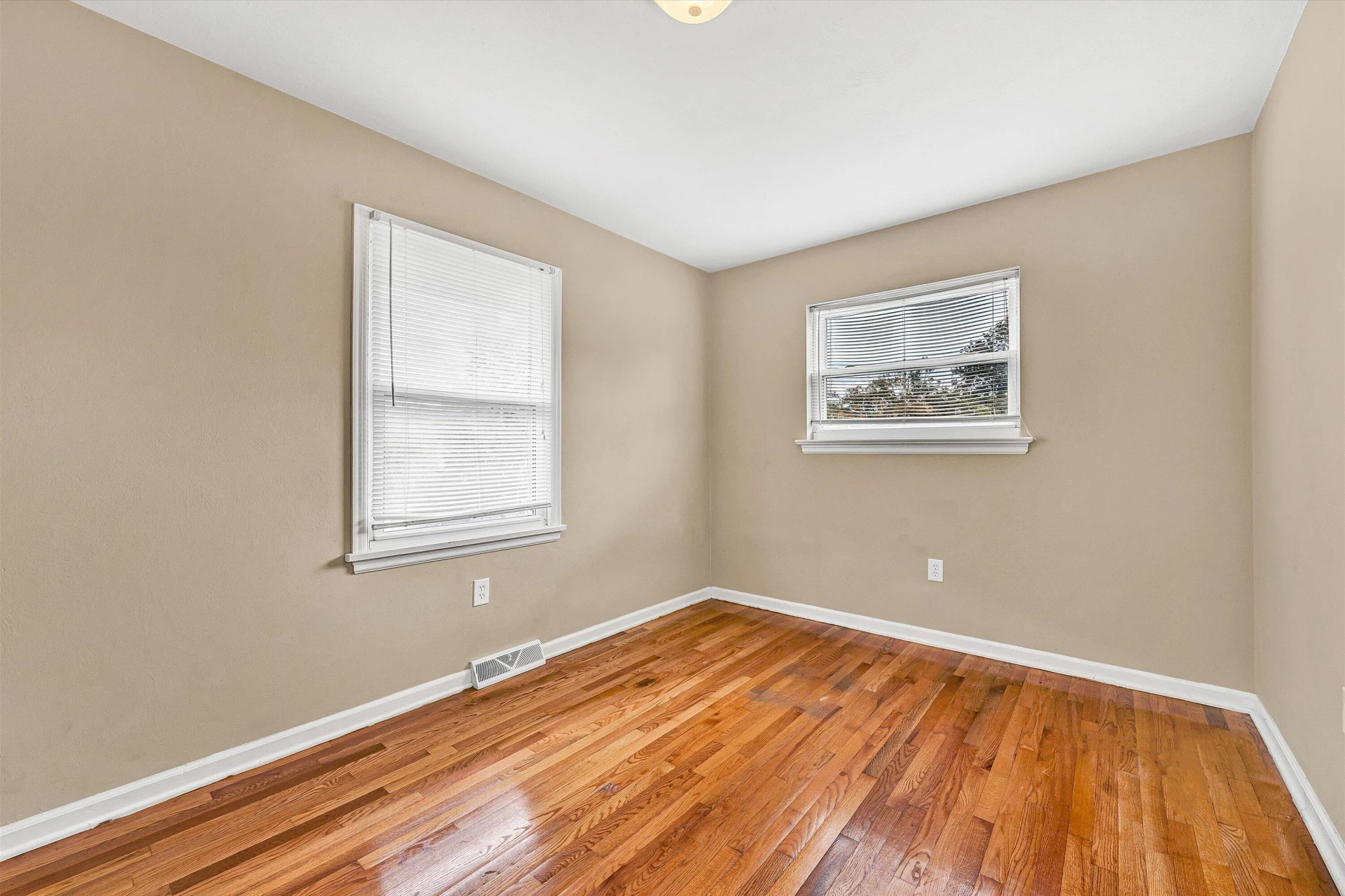 928 Shelbourne AVE - Photo 9