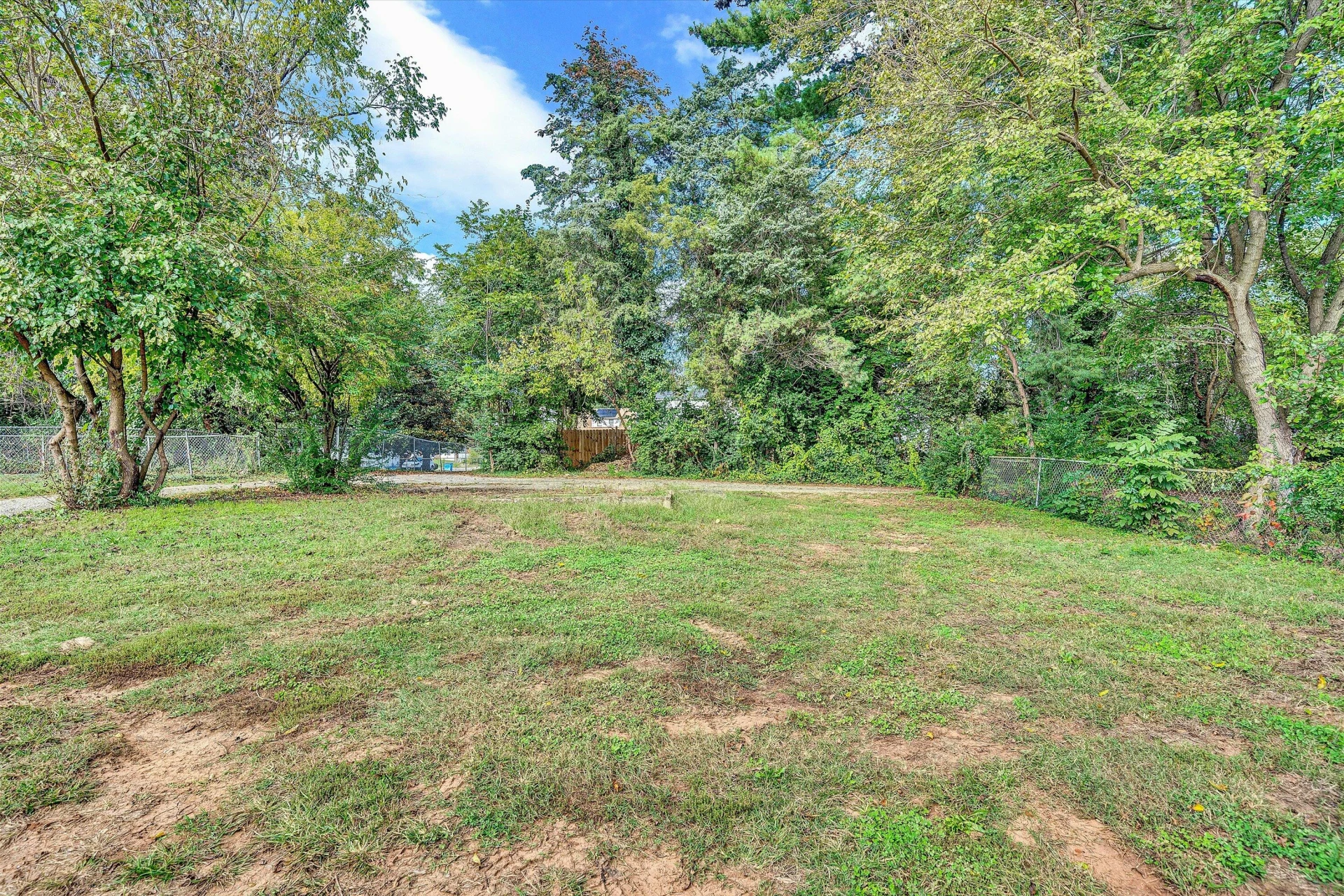 2431 Delaware AVE NW - Photo 32