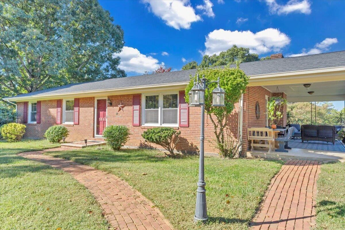 1843 Redwood RD SE - Photo 2