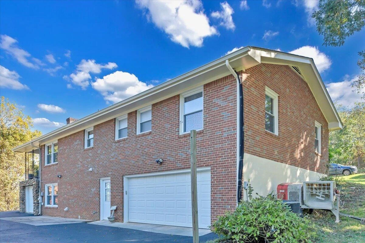 1843 Redwood RD SE - Photo 24