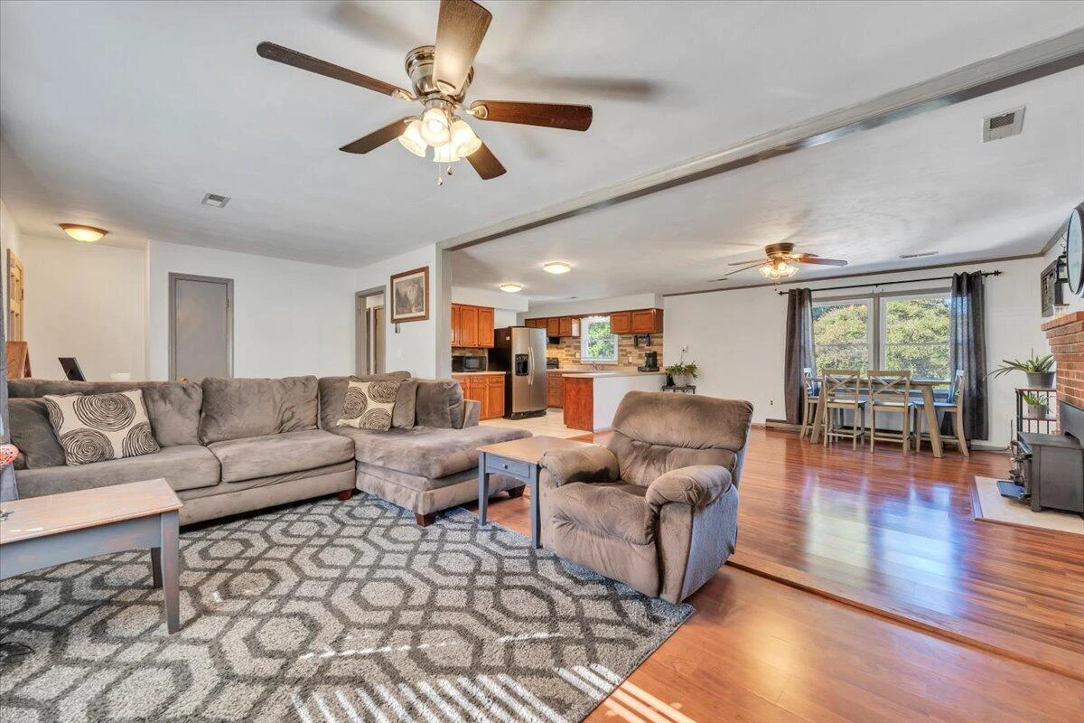 1843 Redwood RD SE - Photo 3