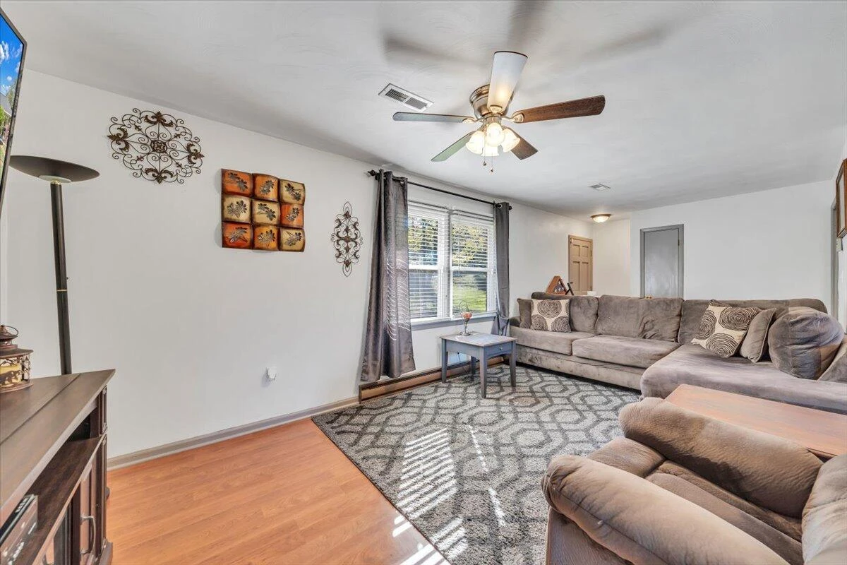 1843 Redwood RD SE - Photo 4