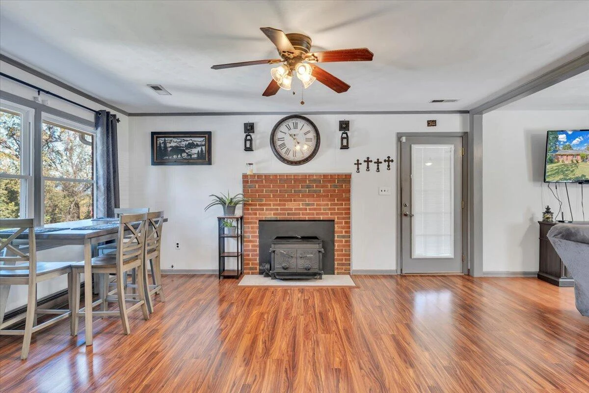 1843 Redwood RD SE - Photo 7