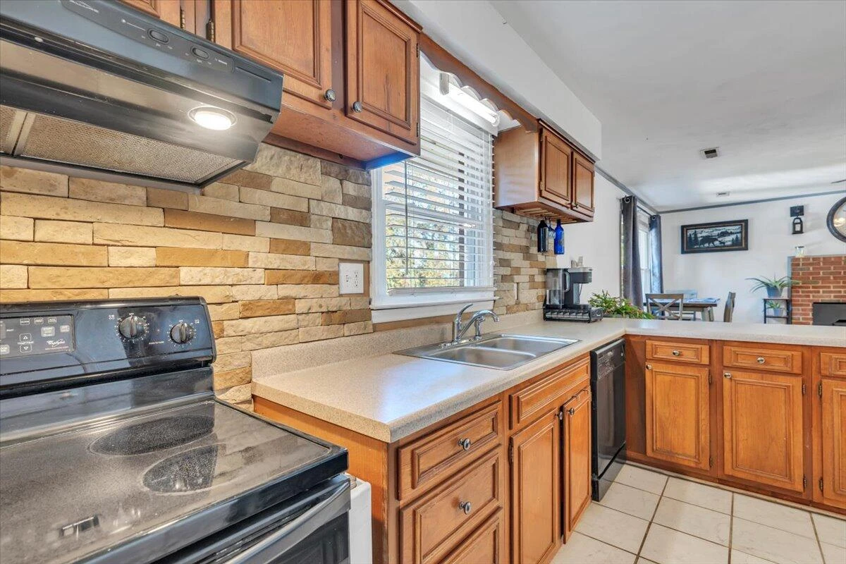1843 Redwood RD SE - Photo 9