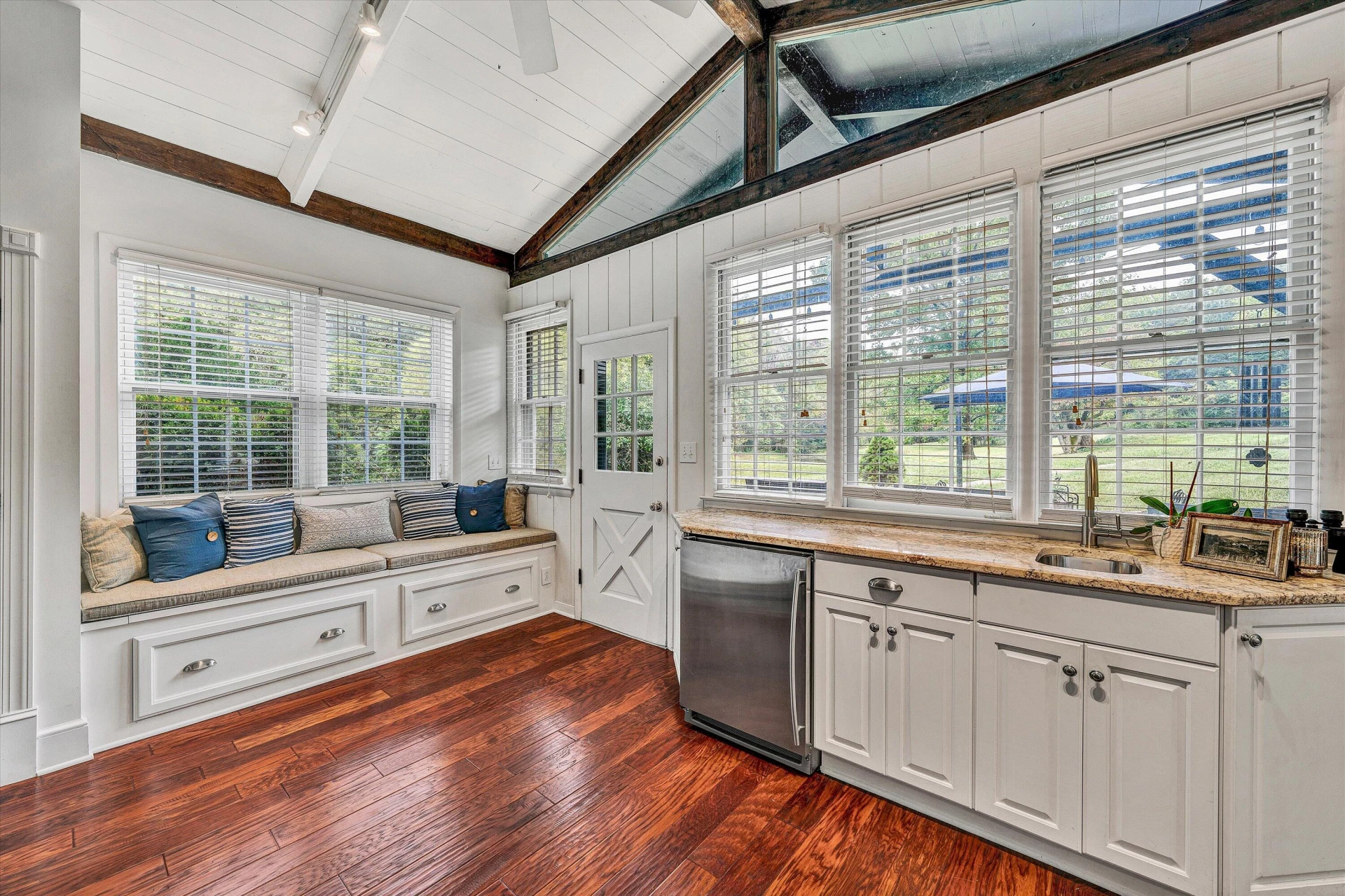 400 Walnut RD - Photo 4