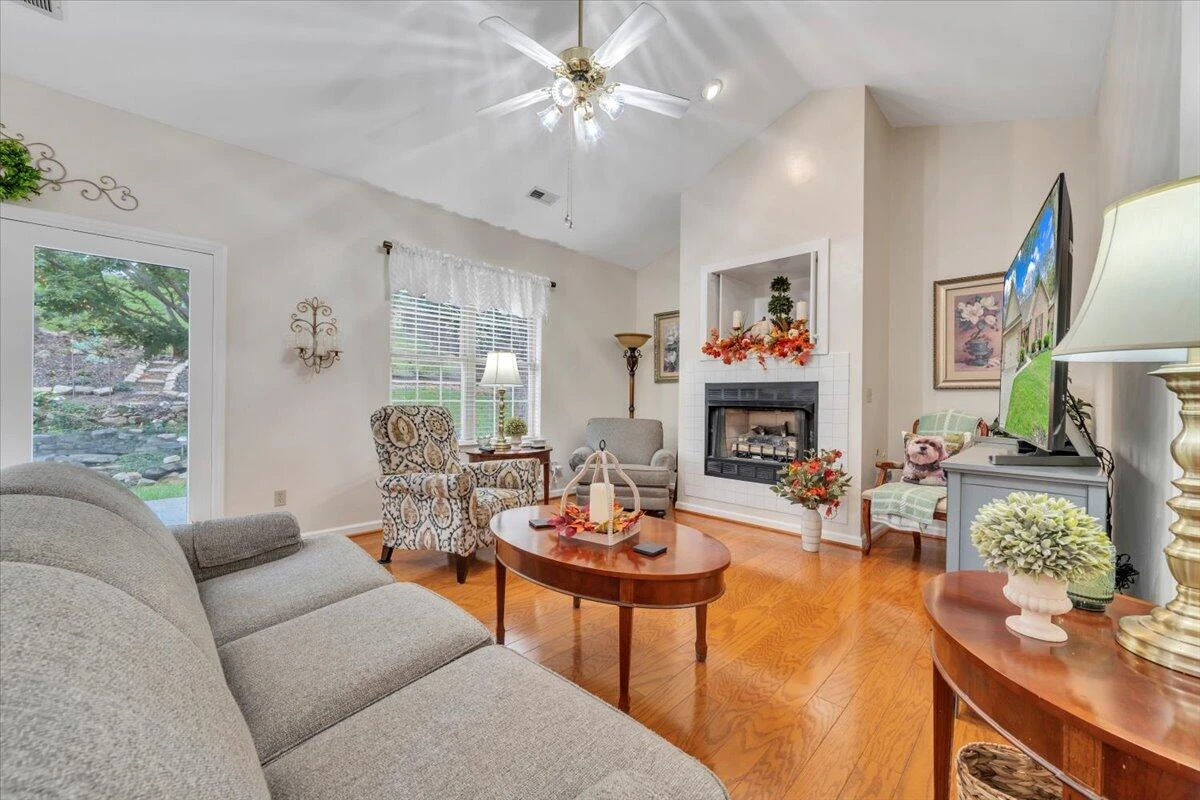 1523 Rosewalk LN - Photo 2