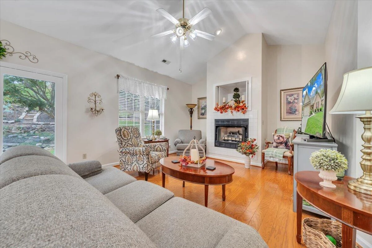 1523 Rosewalk LN - Photo 3
