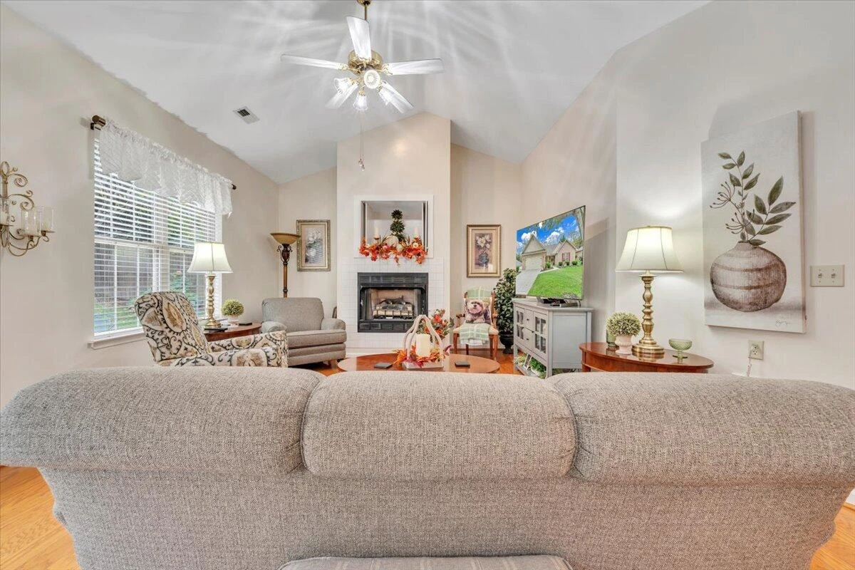 1523 Rosewalk LN - Photo 4