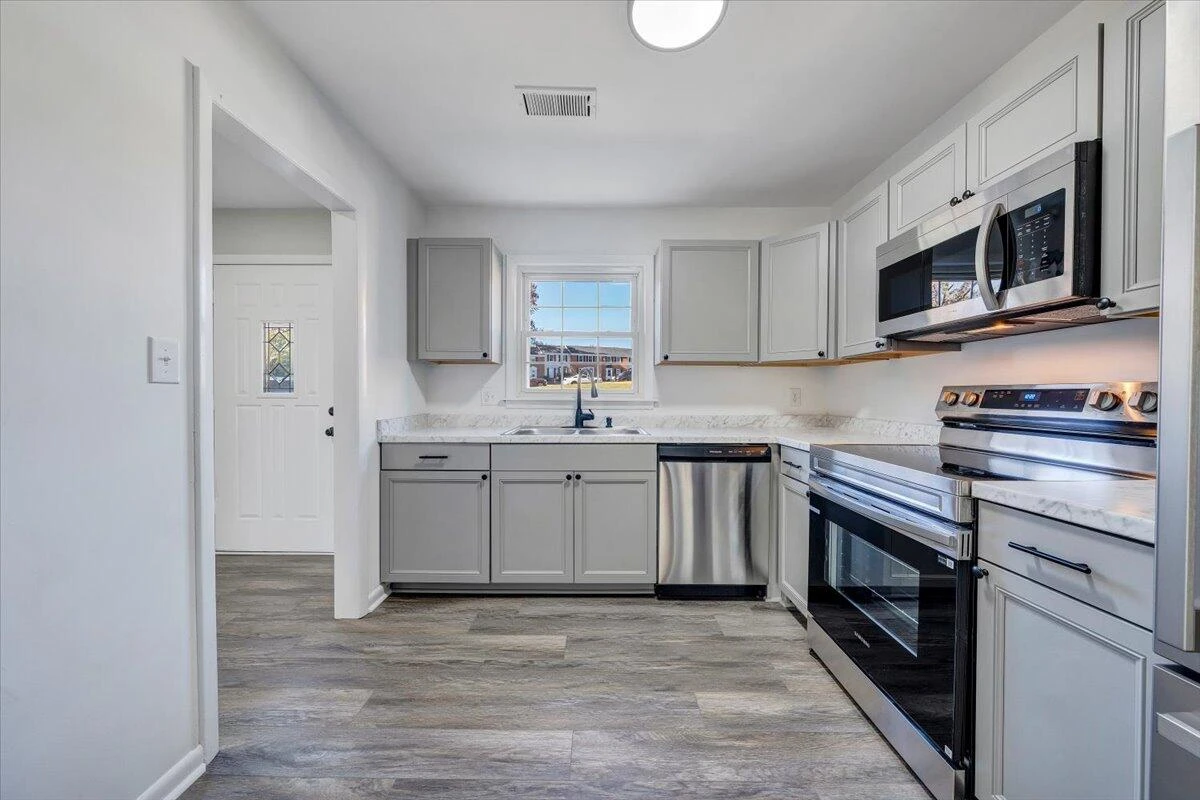 111 Southampton DR - Photo 10