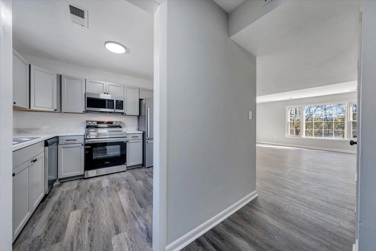 111 Southampton DR - Photo 11