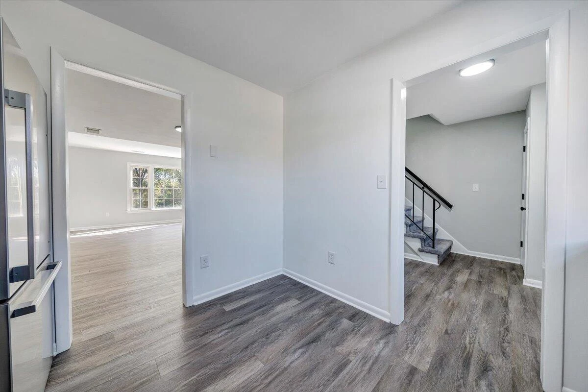 111 Southampton DR - Photo 12