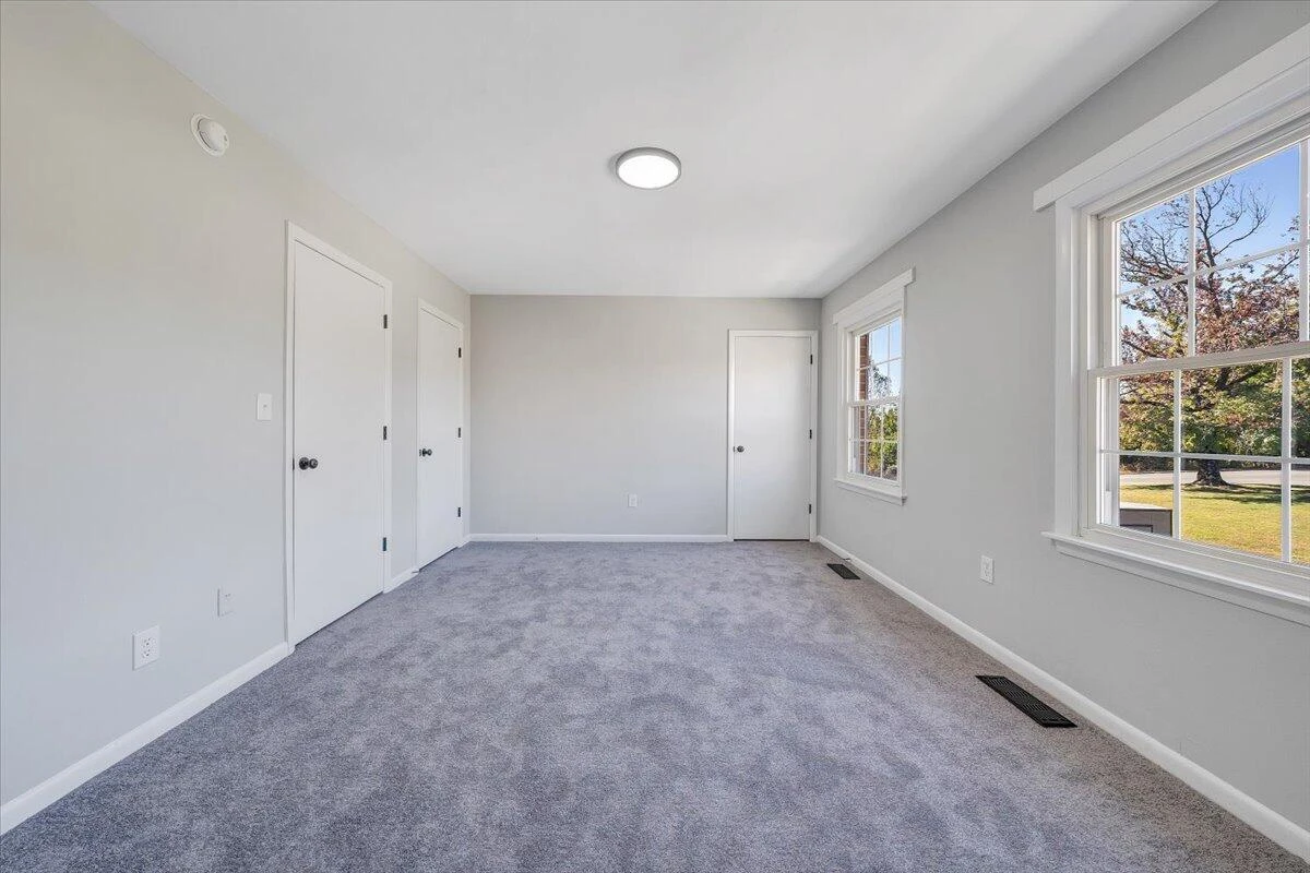 111 Southampton DR - Photo 15