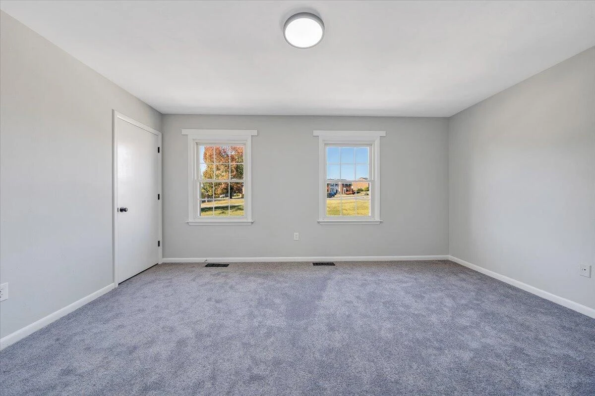 111 Southampton DR - Photo 16