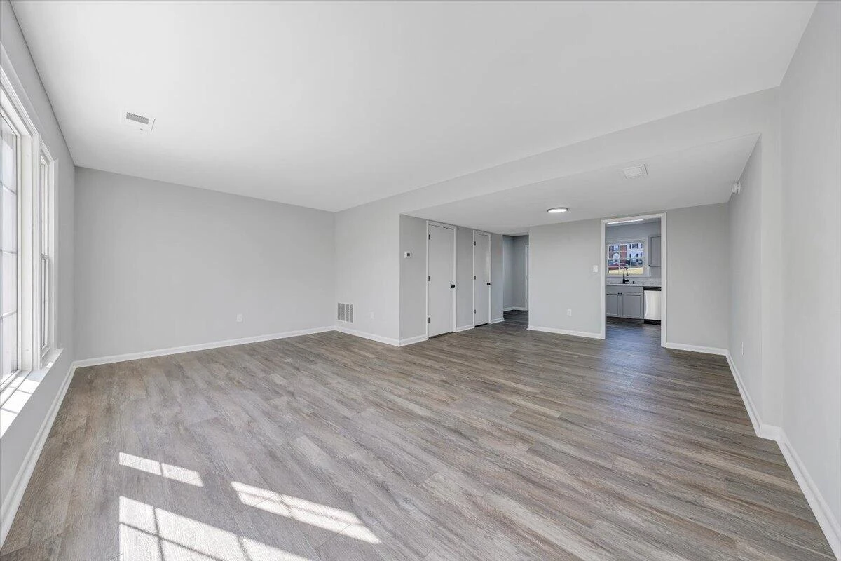 111 Southampton DR - Photo 2