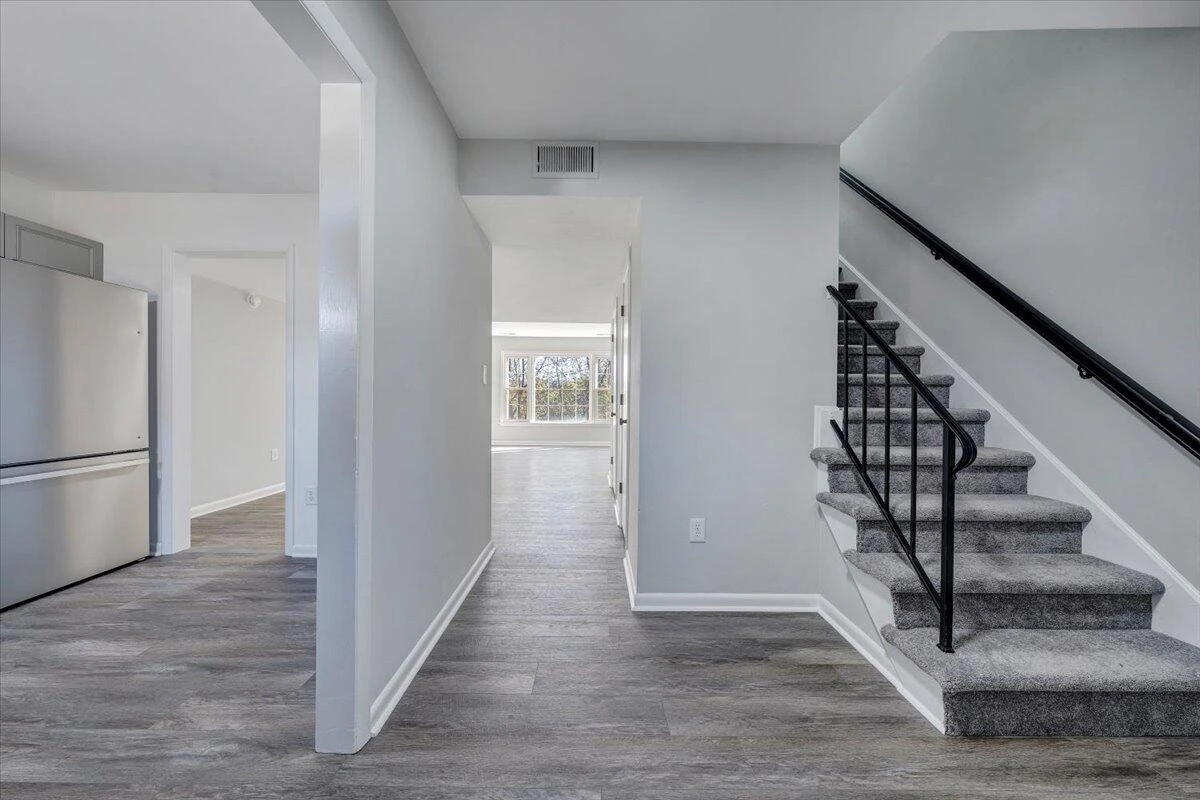 111 Southampton DR - Photo 6