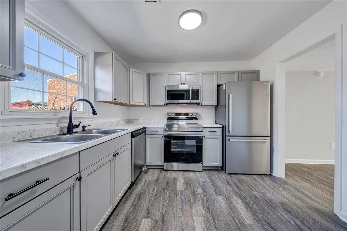 111 Southampton DR - Photo 8